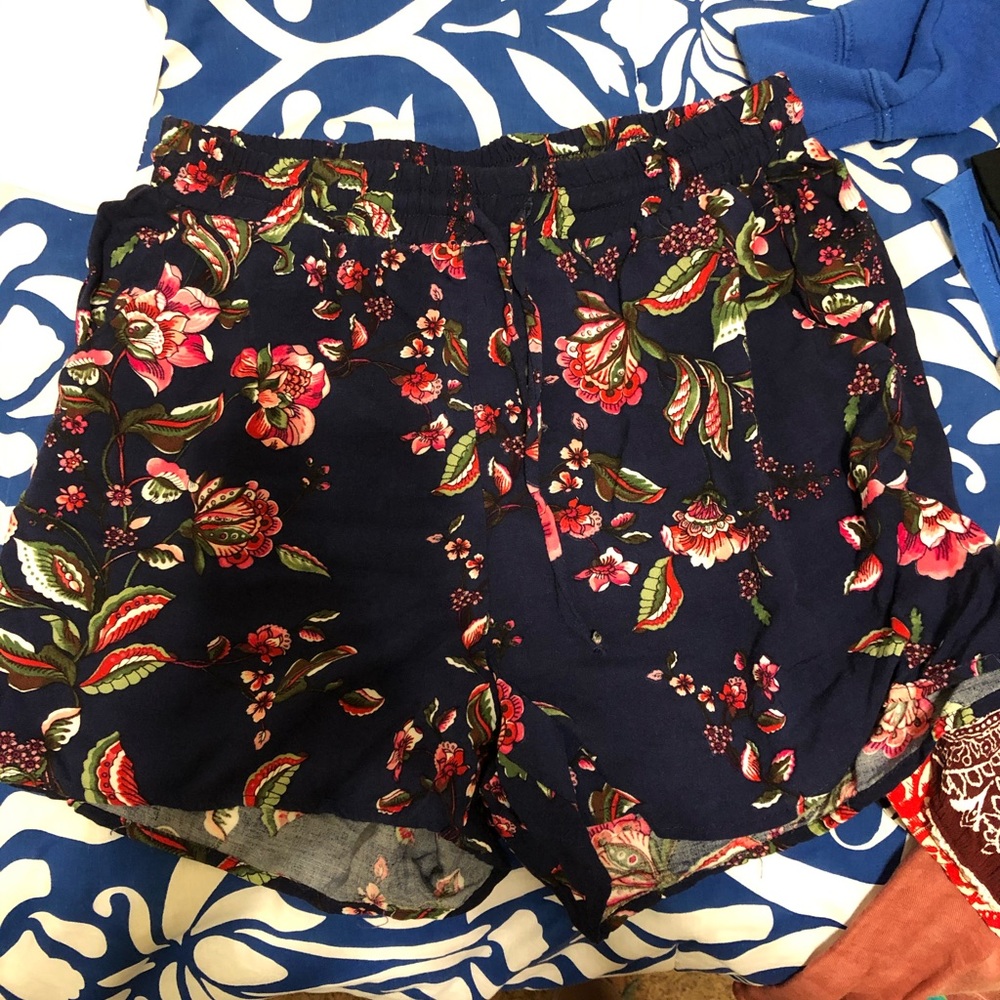 Navy floral shorts! Loose fit.